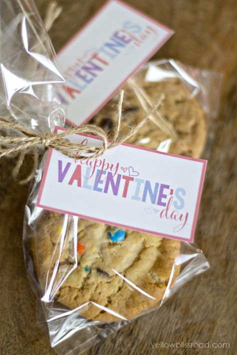 Yellow Bliss Road, Valentinstag Party, Valentine's Ideas, Happy Hearts Day, Valentine Desserts, Valentines Day Food, Valentines Printables Free, Valentine Tags, Valentines Day Treats