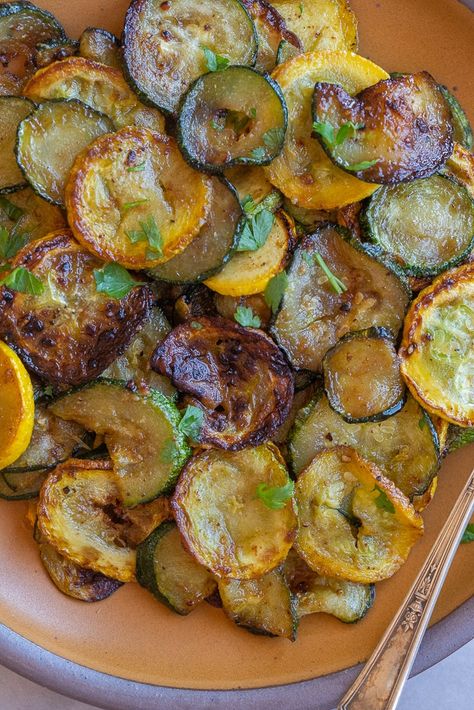 Caramelized Pan Fried Summer Squash Pan Fried Squash, Fried Summer Squash, Fried Squash Recipes, Squash Dishes, Fried Squash, Summer Side Dishes Recipes, Gf Dinner, Summer Squash Recipes, Yellow Squash Recipes