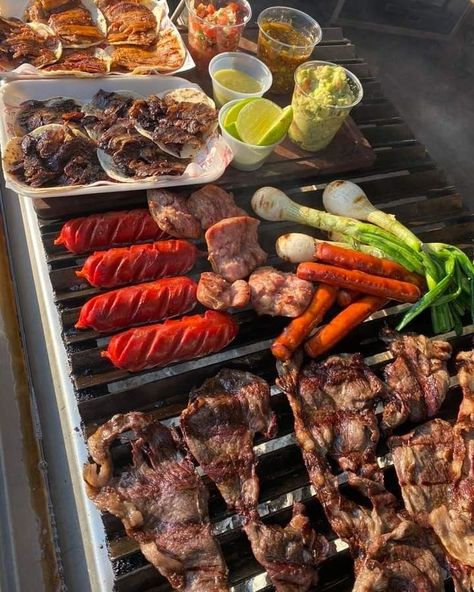 Carne Asada Birthday Party, Carne Asada Ideas Parties, Mexican Cookout Food, Mexican Carne Asada Party, Mexican Cooking Aesthetic, Carne Asada Plate, Carne Asada Party, Carne Asada Aesthetic, Barbecue Aesthetic