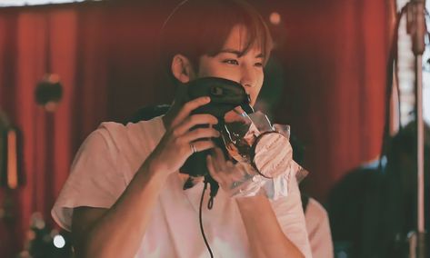 photographer boyfriend Kim Mingyu Kim Mingyu Landscape Photo, Kim Mingyu Laptop Wallpaper, Mingyu Landscape Wallpaper, Jeonghan Landscape Photo, Mingyu Horizontal Photo, Mingyu With Camera, Mingyu Laptop Wallpaper Hd 1080p, Mingyu Landscape Photo, Mingyu Laptop Wallpaper Hd