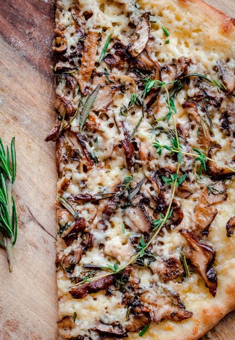 13 Grilled Pizza Ideas for this Weekend #pizza #grilling #grilledpizza Grilled Pizza Recipes, Vegetarian Pizza Recipe, Pizza Lasagna, Pizza Vegetariana, Pizza Roll, Havarti Cheese, Mushroom Pizza, Gourmet Pizza, Havarti