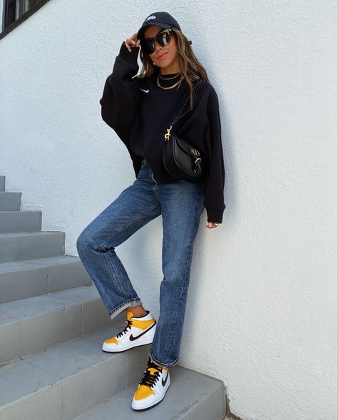 Nike sweatshirt outfit and air Jordan 1s Bright Sneakers Outfit, Hightop Sneaker Outfits Women, Hightop Sneaker Outfit, Nike Sweatshirt Outfit, Outfits With High Tops, High Top Sneakers Outfit, High Tops Outfit, Athleisure Chic, Fall Sneakers