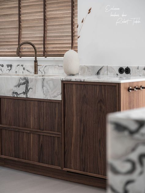 Stylish Walnut Kitchen With Eye-Catching Worktop - Robert Tediek Wall Paneling Ideas Living Room, Smallbone Kitchens, Walnut Kitchen Cabinets, Kitchen Design Gallery, Mid Century Modern Interior Design, Walnut Kitchen, American Kitchen, Closet Kitchen, Kitchen Interior Design Modern