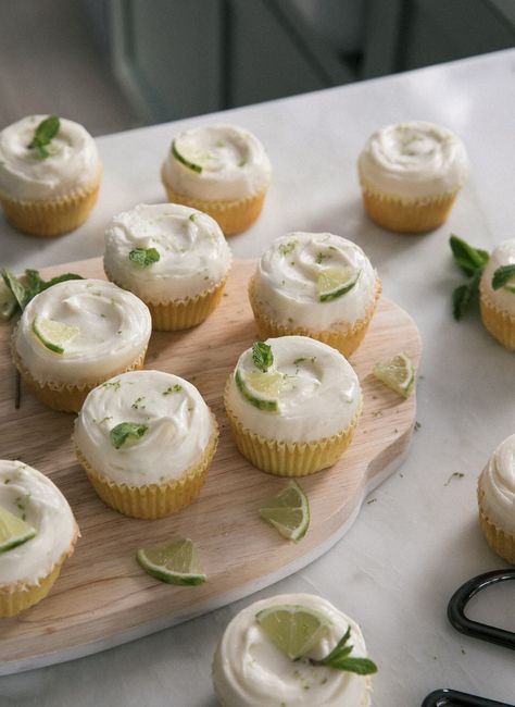 Mojito Cupcakes with Mojito Frosting - A Cozy Kitchen Desserts Superbowl, Lemon Flavored Cupcakes, Superbowl Food Desserts, Mojito Cupcakes, Espresso Cupcakes, Superbowl Desserts, Sprinkle Cookies, Chocolate Sprinkles, Läcker Mat