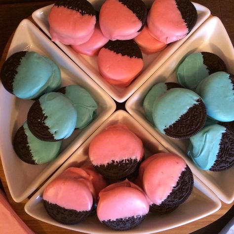 Blue and Pink Dipped Oreos.  A super easy dessert for a gender reveal party.  Just melt white chocolate in two bowl, color one bowl pink and the other bowl blue, dip the oreos in (I just dipped half) and allow to harden on a baking sheet lined with wax paper.  #genderrevealparty Gender Reveal Dessert, Gender Reveal Food, Super Easy Dessert, Gender Reveal Party Food, Gender Reveal Box, Creative Gender Reveals, Gender Reveal Unique, Super Easy Desserts, Idee Babyshower