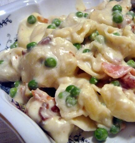 Recipe for Simple Creamy Tortellini Alfredo - You could easily swap out the peas for broccoli or add chicken instead of bacon, so creamy and delish! Tortellini Alfredo, Creamy Tortellini, Diner Recept, Alfredo Recipe, Cheese Tortellini, Kraft Recipes, Tortellini, Main Dish Recipes, Dinner Time