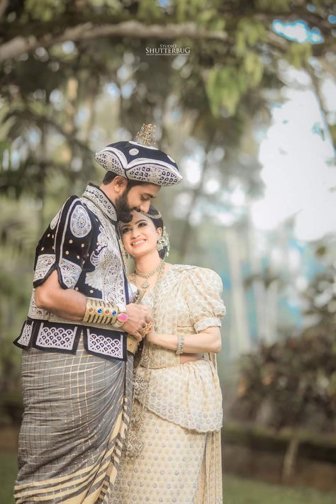 Kandyan Wedding Couple, Buddhist Wedding Dress, Couple Snaps, Buddhist Wedding, Srilankan Wedding, Party Poses, Wedding Party Poses, Kerala Saree, Photos Poses