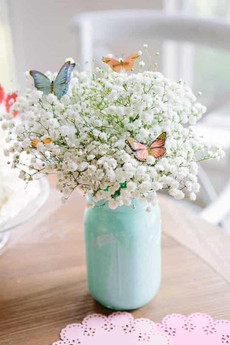 35+ Butterfly Baby Shower Ideas - One Sweet Nursery Spring Mason Jar, Diy Osterschmuck, Diy Frühling, Brunch Decor, Diy Flores, Fleurs Diy, Spring Brunch, Spring Centerpiece, Spring Baby Shower