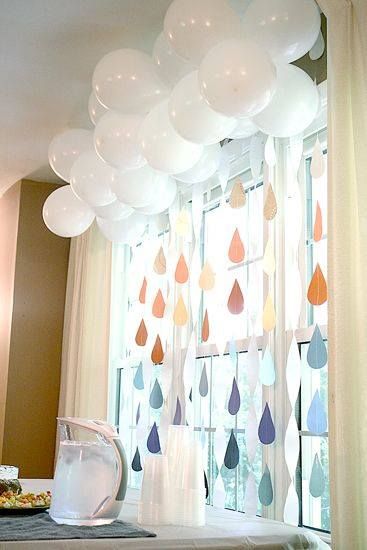 What a nice idea to decorate your living room for a party. love the combination of the white balloons and the strings with the pearl colored drops. Fiesta Shower, Pretty Balloons, Balloon Clouds, Sprinkle Shower, Boy Baby Shower Ideas, Sprinkle Baby Shower, Fiesta Baby Shower, Baby Shower Decor, White Balloons