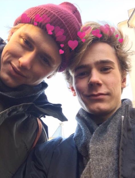 Isak and Even with hearts Even And Isak, Skam Aesthetic, Noora And William, Evak Skam, Isak & Even, Young Men, Gay Love, Series Movies, Best Shows Ever