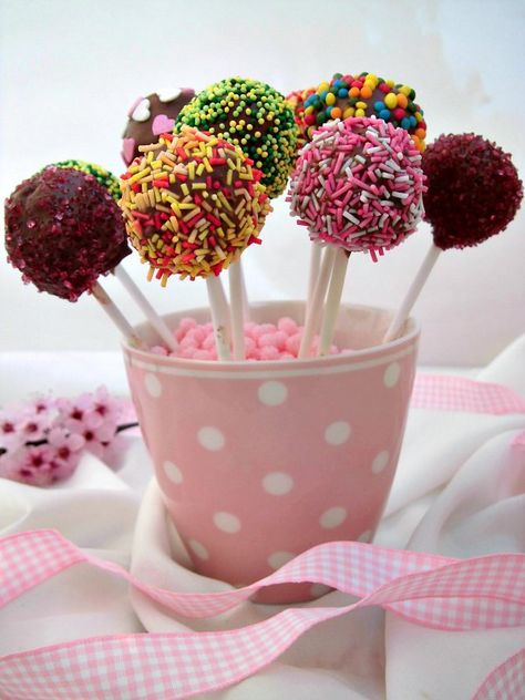 Prepariamo dei golosi Cake pops al cioccolato! Facili da preparare e moto versatili queste piccole porzioni di torta piacciono a grandi e bambini! Brownie Frosting, School Cake, Sprinkle Party, Party Finger Foods, Kids Menu, Farm Party, Brownie Cake, Cake Balls, Sweet Table