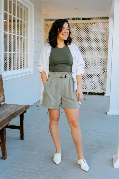 Paper Bag Shorts Plus Size, Plus Size High Waisted Shorts, Curvy Shorts Outfit, Midsize Shorts Outfit, Modest Shorts Outfits, Plus Size Shorts Outfit, Plus Size Summer Outfits Big Stomach, Curvy Fashion Summer, Madrid Outfits