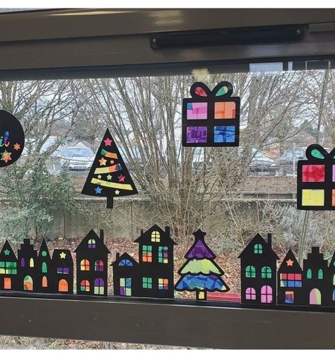 Winter Window Craft, Winter Window Decorations School, Christmas Window Crafts For Kids, Tissue Paper Window Art Christmas, Winter Decoration Kindergarten, Decorate Windows For Christmas, Christmas Advent Window, Advent Window Ideas, Ideas Decoracion Navidad