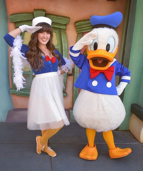 Birds of a feather twin together! ⚓️❤️ Daisy Duck Costume, Duck Halloween Costume, Donald Duck Costume, Duck Costume, Disney Dapper Day, Donald And Daisy, Disney Halloween Parties, Disney Dress Up, Donald And Daisy Duck