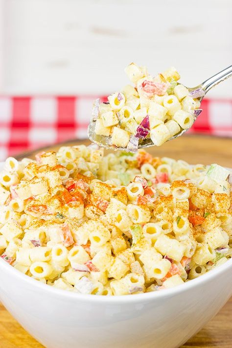 Classic Macaroni Salad | One of our family's favorite summer side dishes! Smoked Mozzarella Pasta Salad, Pasta With Grilled Chicken, Grilled Chicken Pasta, Picnic Side Dishes, Summer Pasta Salad Recipes, Classic Macaroni Salad, Red Potato Salad, Red Potato, Macaroni Salad Recipe