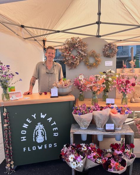 flower temple at the waterfront market 🌹 Flower Shop Booth Design, Diy Flower Display Rack, Flower Stand Farmers Market, Flower Market Set Up, Bouquet Bar Ideas, Flower Market Stall, Flower Market Aesthetic, Flower Booth, Floral Cart