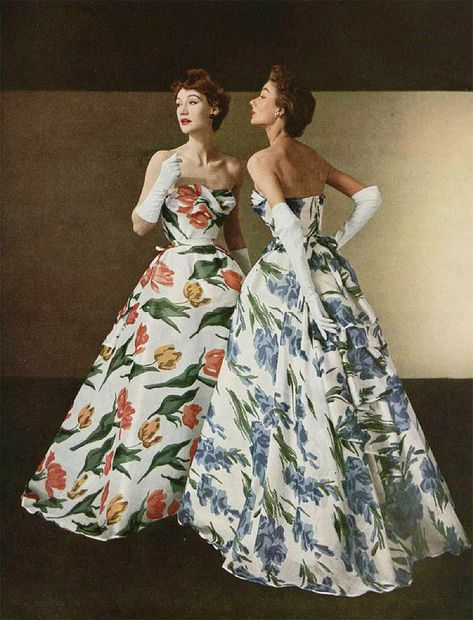 Two Christian Dior floral gowns. From l'Officiel de la Mode, No. 373, 1953. Christian Dior Gowns, Dior Dresses, Dior Collection, Fifties Fashion, Look Retro, Fashion 1950s, French Fashion Designers, Vintage Gowns, Vintage Couture