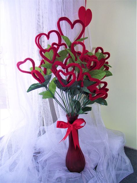 Fuzzy Sticks Ideas, Pipe Cleaner Gifts For Bf, Amigurumi Flower Bouquet, Valentine’s Day Bouquet Diy, Valentines Pipe Cleaner Crafts, Pipe Cleaner Valentine Crafts, Fuzzy Stick Crafts, Fuzzy Stick Flowers, Pipecleaner Flower Bouquet