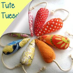 Tute Tuesday: How to Sew a Catnip Mouse Catnip Mouse, Homemade Cat Toys, Diy Pet Toys, Diy Cat Toys, Fabric Cat, Homemade Cat, Ideal Toys, Catnip Toys, Animal Projects