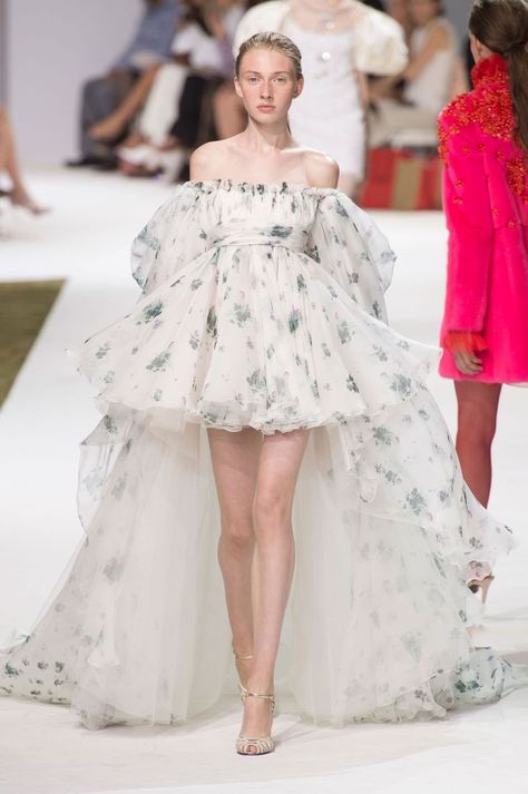 31 of the Dreamiest Gowns From Fall Couture 2016 Runway Dresses Gowns, Runway Fashion Vintage, Runway Fashion 2020, Fall Couture, Giambattista Valli Couture, Giambattista Valli Haute Couture, Dreamy Gowns, Haute Couture Paris, Runway Fashion Couture