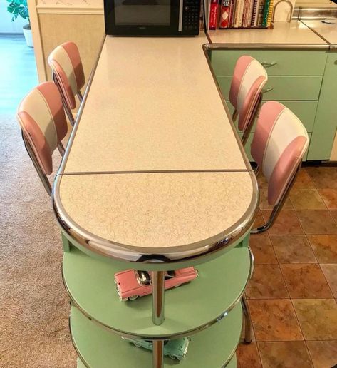 1950’s Kitchen, 50s Home Decor, Diner Bar, 50s Home, 50s House, Mint Green And Pink, Retro Style Kitchen, 50s Kitchen, Mcm Kitchen