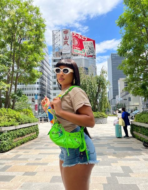 Japan Outfit Summer, Black Woman Makeup, Tina Snow, Tokyo Outfits, Tokyo Aesthetic, Japan Outfits, Woman Makeup, Naruto T Shirt, Simple Fashion Outfits