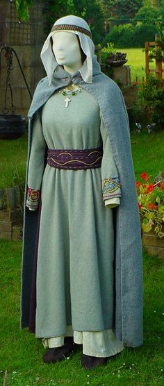 High status Anglo-Saxon woman, 9th or 10th century Anglo Saxon Clothing, Viking Garb, Medieval Garb, Medieval Woman, Medieval Clothes, Viking Clothing, Medieval Costume, Easy Costumes, Period Outfit