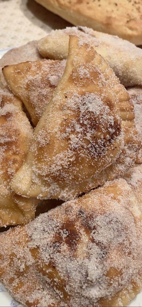 Easy Zeppole Recipe, Sicilian Recipes Authentic, Sweet Ravioli, Zeppole Recipe, Italian Cannoli, Italian Desserts Traditional, Sicilian Food, Cannoli Recipe, Italian Pastries