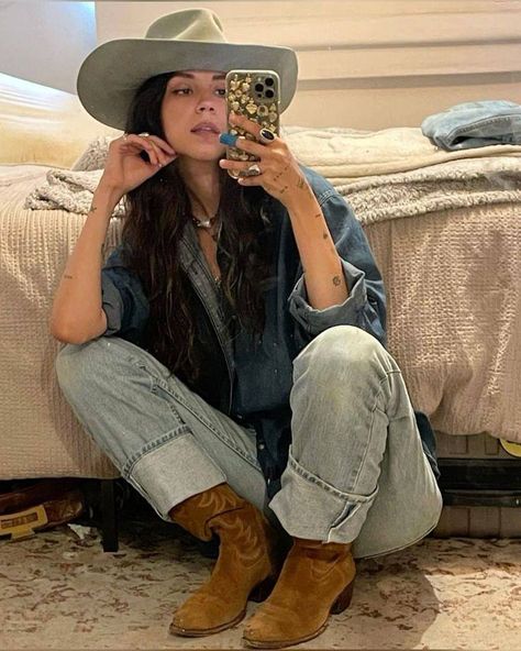 Cowboy Hat Outfit Woman, Cowgirl Style Outfits, Oversized Denim Shirt, Suede Cowboy Boots, Cowboy Aesthetic, Brand Shoot, Boho Outfit, Hats Women, Fall Hats