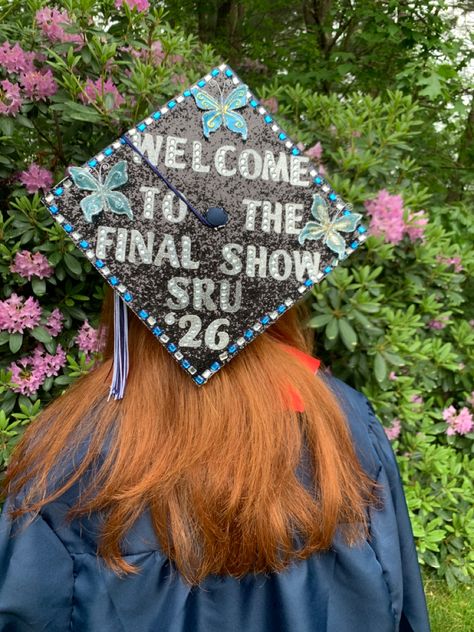 Welcome To The Final Show Grad Cap, Grad Cap Ideas Harry Styles, Graduation Cap Designs Harry Styles, Harry Styles Grad Cap, Harry Styles Graduation Cap, Gemma Core, 2enior Ye4r, Senior Things, Senior Year Fun