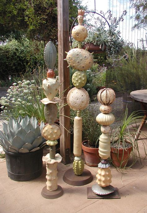 Garden Totem Poles Diy Yard Art, Clay Garden Art, Artist Kitchen, Ceramic Totems, Ceramic Totem, Totem Pole Art, Handmade Garden Art, Garden Totem, Sculpture Studio