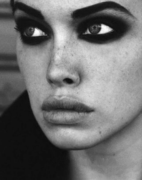 Trucco Smokey Eye, Khol Eyeliner, Black And White Makeup, Make Up Inspiration, White Makeup, Smoky Eyes, Black And White Photograph, Makijaż Smokey Eye, Smokey Eyes