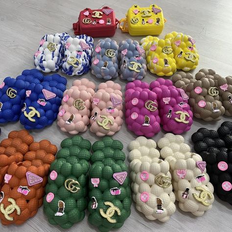 Bubble Shoes With Charms, Bubble Crocs Shoes, Bubble Shoes Outfit, Bubble Crocs, Bubble Slides Outfit, Bubble Sandals, Bubble Shoes, Bubble Slippers, Crocs With Charms