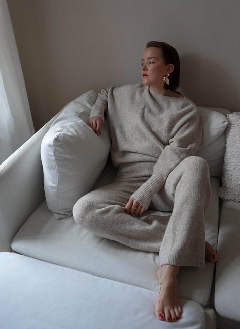 Red Lipstick Outfit, Lounge Wear Outfit, Casual Home Outfits, Homewear Outfit, Gucci Tights, Cosy Sweater, Cosy Outfit, Cosy Jumper, Loungewear Outfits