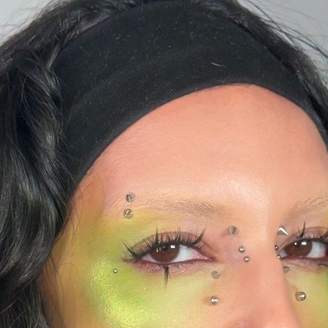 ROWI SINGH⚡️🌻 on Instagram: "🍏 Studded apple cheeks 🍏  tysm @charli_xcx for the inspo 😌😌😌😌😌" Apple Makeup Look, Charlie Xcx Makeup, Charli Xcx Makeup, Green Grunge Makeup, Makeup Cheeks, Apple Makeup, Apple Cheeks, Inspo Makeup, Cheek Makeup