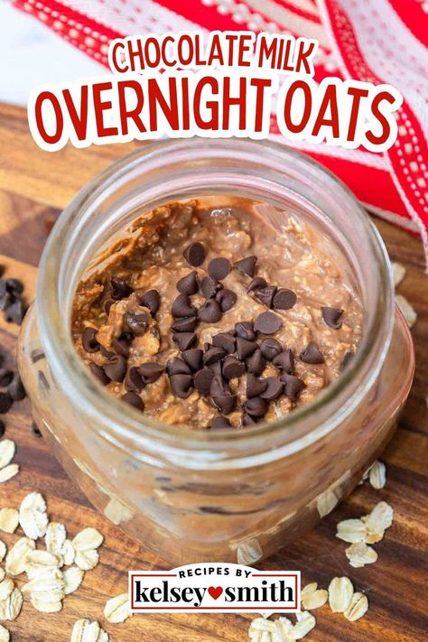 Chocolate milk overnight oats topped with mini chocolate chips. Easy Weekend Breakfast, Chocolate Overnight Oats, Grab And Go Breakfast, Overnight Oatmeal, Oats Recipe, Chocolate Oatmeal, Weekend Breakfast, Overnight Oats Recipe, Vanilla Yogurt