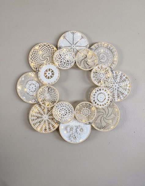 Embroidery Wreath, Doily Art, Crochet Wall Art, Doilies Crafts, Vintage Doily, Lace Crafts, Vintage Embroidery, Upcycled Vintage, Baskets On Wall