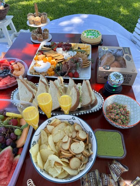 Picnic Aesthetic Sandwich, Party Food Picnic, Cute Picnic Desserts, Easy Picnic Finger Food Ideas, Picnic Food Healthy, Foods For Picnic Ideas, Savory Picnic Food, Food To Bring To A Picnic, Senior Picnic Ideas