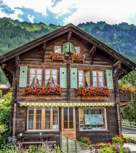 Anna Greece 🇬🇷 on Instagram: “#Wengen #Switzerland#Alpes #suiza#travellingtroughtheworld #travelanddestinations #travel_drops #europestyle_ #ig_europa #map_of_europe…” Wengen Switzerland, Swiss Village, Swiss House, Nature House, Visit Switzerland, Europe Map, Village House, Europe Fashion, House Landscape