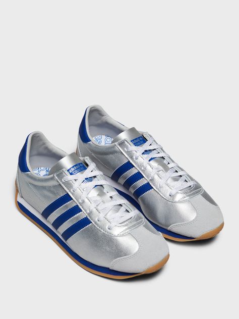 Country OG designed with inspiration from a 70s running shoe and made with at least 50% recycled material. Please note this is UK sizes Retro Adidas Shoes, Adidas Country Og, Cute Running Shoes, Adidas Country, Car Shoe, Summer Swag, Fashion Journals, Adidas Outfit, Shoe Inspo