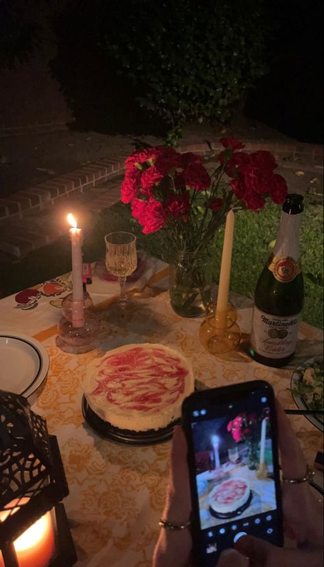 candlelight dinner Candle Light Dinner Aesthetic, Diy Birthday Table, Candle Light Dinner Ideas, Valentine Day Aesthetic, Nail Valentine, Candle Lit Dinner, Aesthetic Valentines Day, Berlin Winter, Romantic Candlelight Dinner