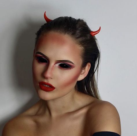 Devil Makeup Halloween, Demon Halloween Costume, Demon Makeup, Devil Makeup, Halloweenský Makeup, Halloween Fits, The Mask Costume, Hot Halloween Outfits, Devil Halloween