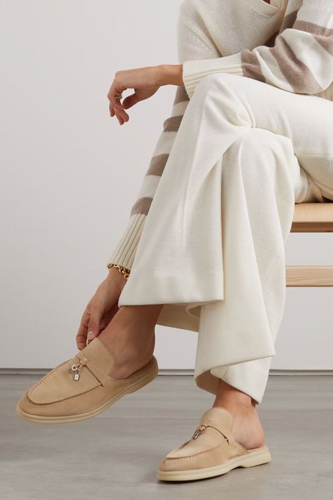 Loro Piana Charms Walk, Jaqemeus Bag, Loro Piana Mules, Loro Piana Loafers Women, Loro Piana Summer Walk Outfit Women, Loro Piana Summer Walk Outfit, Loro Piana Loafers Outfit, Loro Piana Shoes Women, Loro Piana Slippers