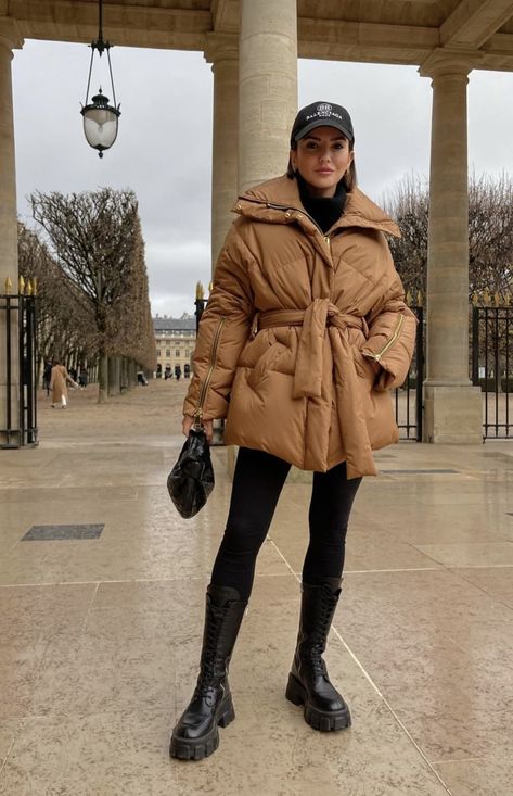 Apres Ski Wear, Alexandra Pereira, Streetwear Outfit Ideas, Nordic Sweater, Women Streetwear, Leather Outerwear, Fashion Trends Winter, Cold Weather Outfits, Streetwear Fashion Women