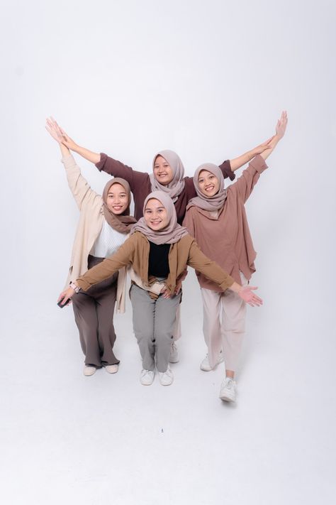 Foto studio terkini Group Photo Poses, Group Picture Poses, Group 4, Group Poses, Studio Poses, People Poses, Group Pictures, Group Photos, Picture Poses