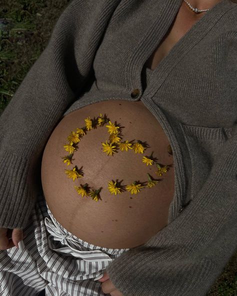 Baby Bump Photoshoot, Maternity Photography Poses Outdoors, Baby Announcement Photoshoot, Pernille Teisbaek, Pregnancy Belly Photos, Cute Pregnancy Pictures, Maternity Photo Outfits, Belly Photos, Baby Announcement Pictures