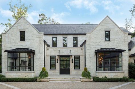 An Atlanta residence blends traditional detailing with modern simplicity Apartments Exterior, Transitional Exterior, Apartment Exterior, Trendy Apartment, Transitional Home Decor, Modern Farmhouse Exterior, Black Windows, Transitional House, Farmhouse Exterior