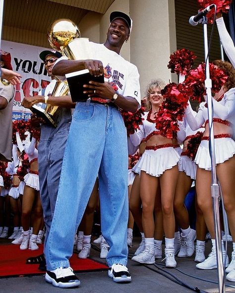 Michael Jordan Archive 🏀 on Instagram: “Michael Jordan celebrates at the Chicago Bulls 1996 NBA Championship parade. (July 18, 1996) 📸: @andyhaytphoto” Michael Jordan Art, Michael Jordan Photos, Jeffrey Jordan, Michael Jordan Pictures, Mode Hip Hop, Jordan Fits, Michael Jordan Basketball, Nba Fashion, Jordan Outfit