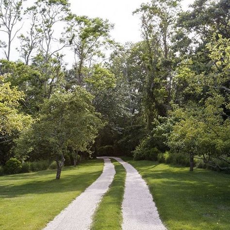 Ribbon driveways, by far the prettiest (and most environmental) option. Here: the Amagansett drive of @tiinalaakkonen. 📷 Matthew Williams. #GDhardescape #driveway Gravel Driveway, Driveway Landscaping, Long Driveways, Prairie Style, Garden Tours, Landscape Architect, Driveway, Land Scape, Garden Landscaping