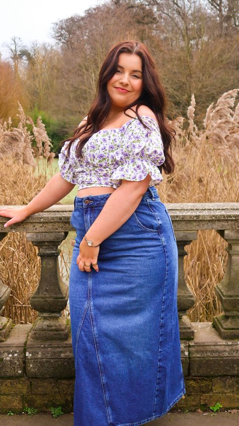 denim midi skirt and floral corset / crop top. Midsize curvy fashion Long Denim Skirt Outfits, Skirt Outfits For Women, Aurora Music, Midi Skirt Outfit Winter, Denim Midi Skirt Outfit, Mid Size Outfits, Fashion Dresses For Women, Mid Size Fashion, Midi Skirt Outfit